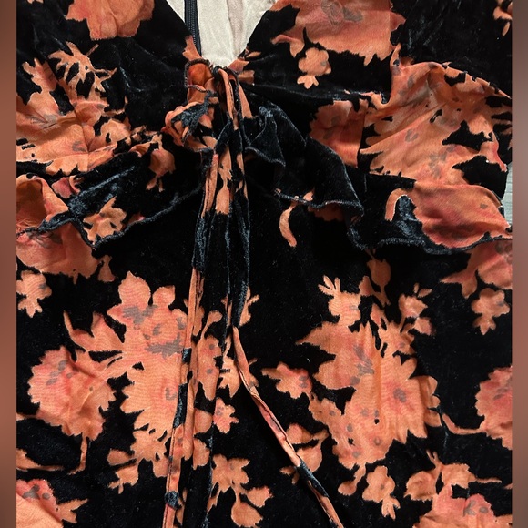 Lulu’s Velvet Mini Dress ~ In great condition - Picture 3 of 3